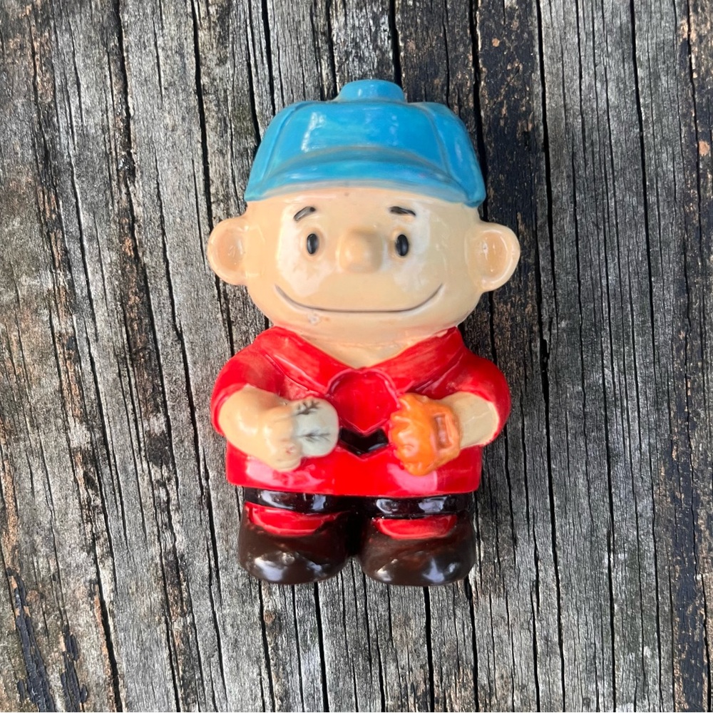 B&M VINTAGE PEANUTS CHARLIE BROWN WITH BASEBALL MAGNET 1966